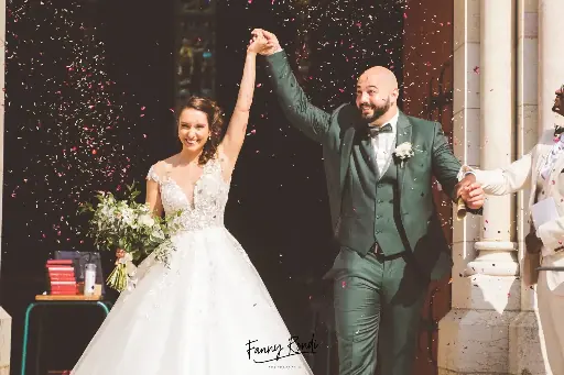 A couple photographed at Domaine de Pont de Pany in Burgundy by Fanny RONDI