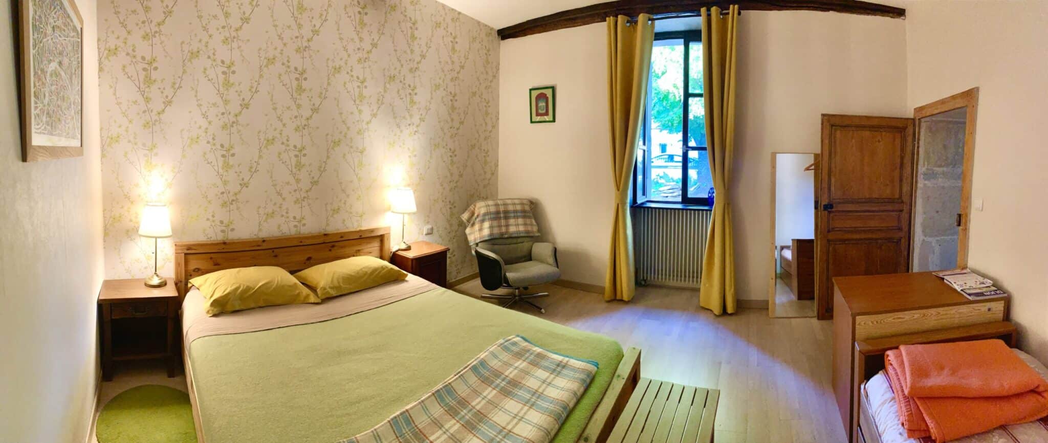 chambre moutarde avec agencement 3 personnes