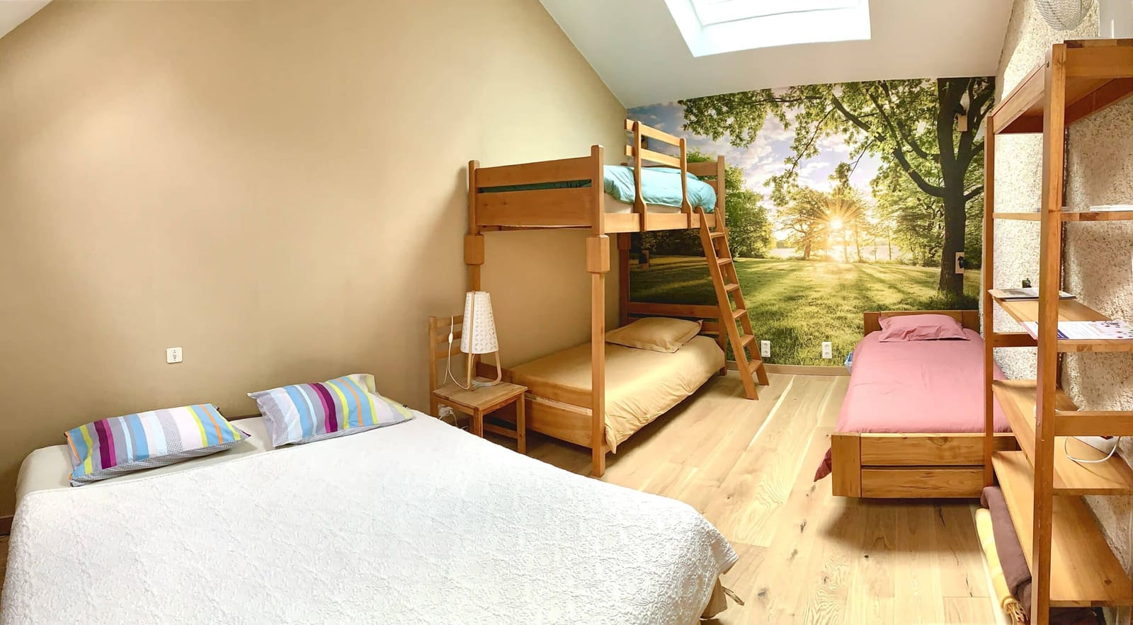 Chambre nonnette avec 4 lits pour 5 personnes
