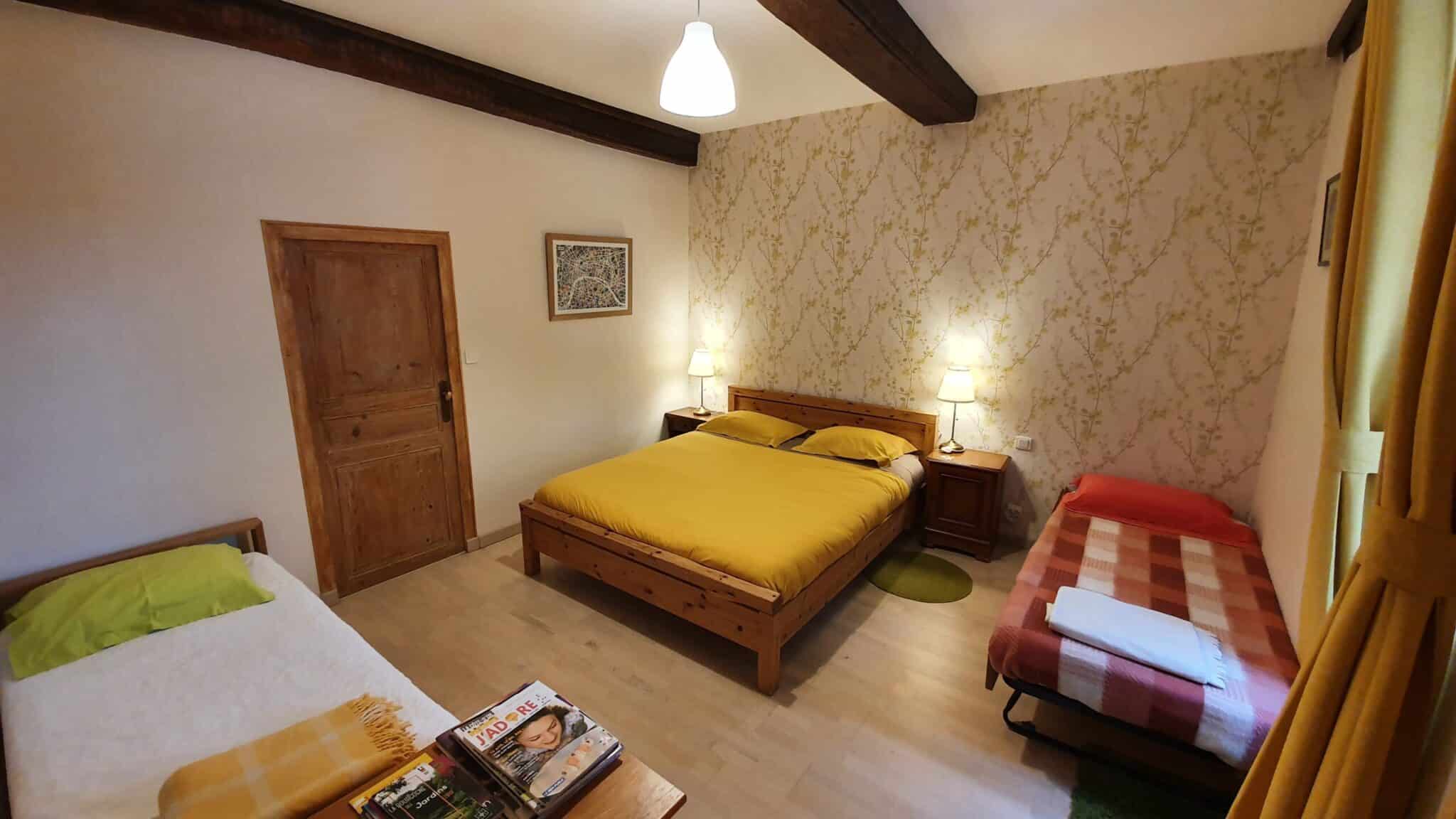 Vue de nuit de la chambre moutarde pour 4 hotes